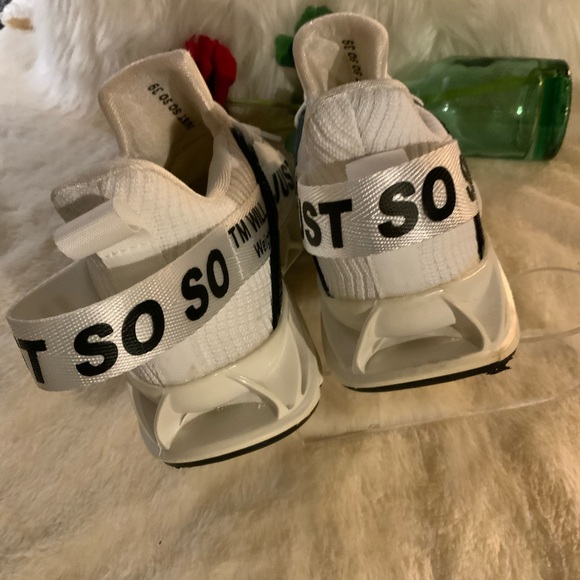 AMAZON - Black/white Just So So Running shoes. Sz 8 - Picture 3 of 7